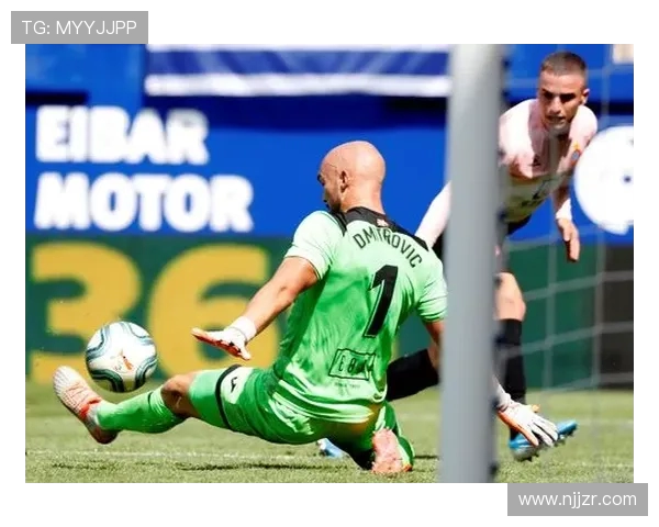 索加戴腿章球员成功登陆西甲联赛 索加戴腿章球员成功登陆西甲联赛