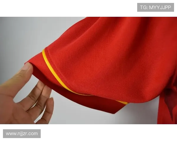 高温环境下足球比赛服装面料选材对运动员表现提升的关键作用分析